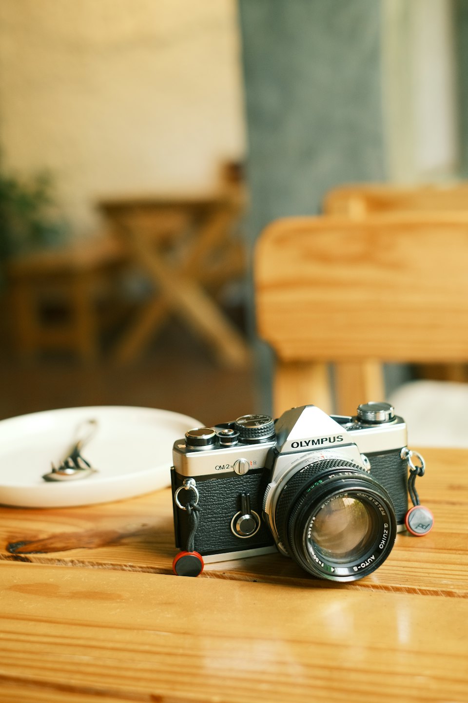 Eine Vintage-Filmkamera liegt auf einem Holztresen im Café.