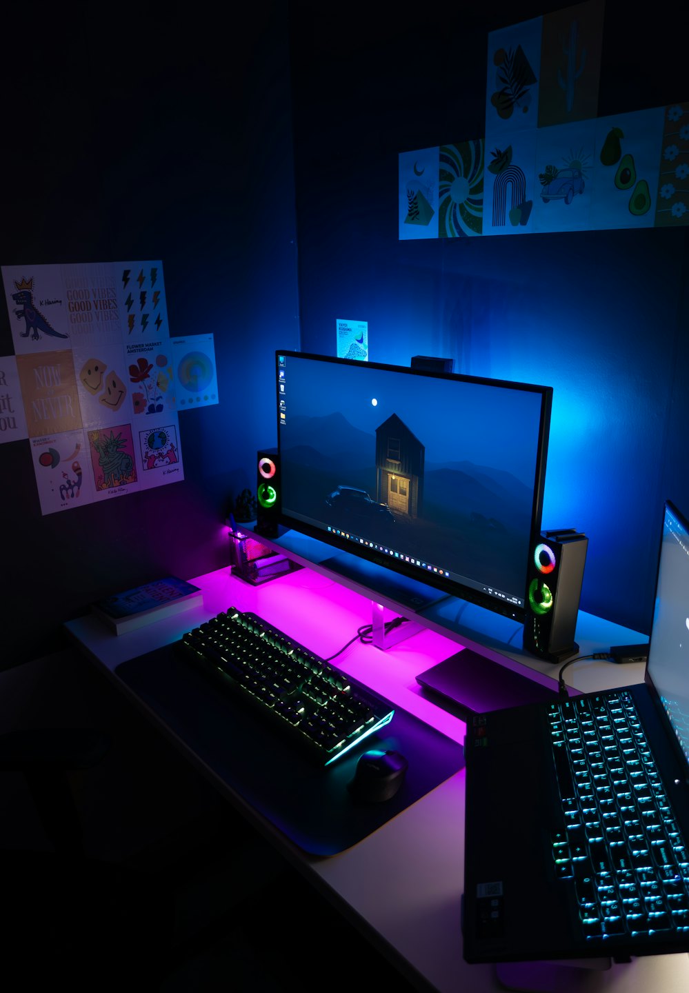 Moderner Computertisch mit beleuchteter Tastatur und Monitor.