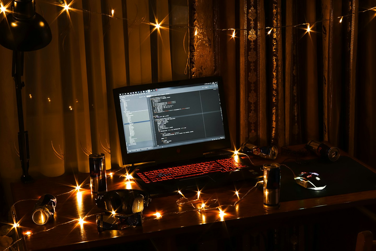 Ein Laptop mit Code auf einem unordentlichen Schreibtisch.