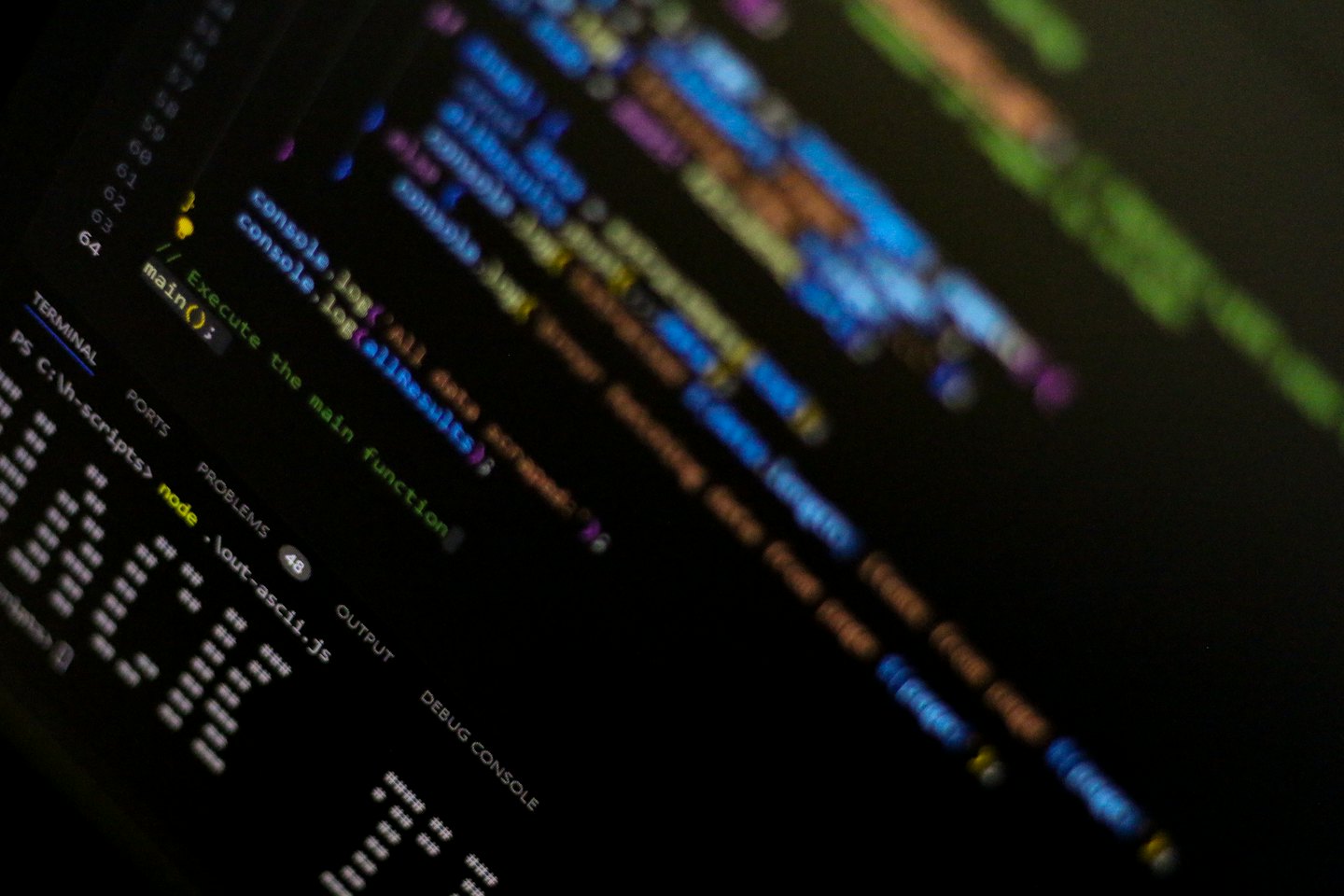 Programmiercode und ein Terminalfenster auf einem Monitor.